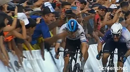 🎥Jakobsen ontsnapt aan horrorval na botsing met telefoon Argentijnse toeschouwer in volle sprint