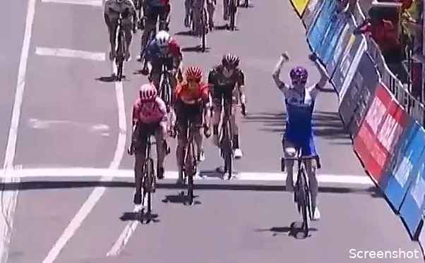 Manly pakt namens Jayco-AlUla zege in rit twee Tour Down Under voor vrouwen, Buijsman derde