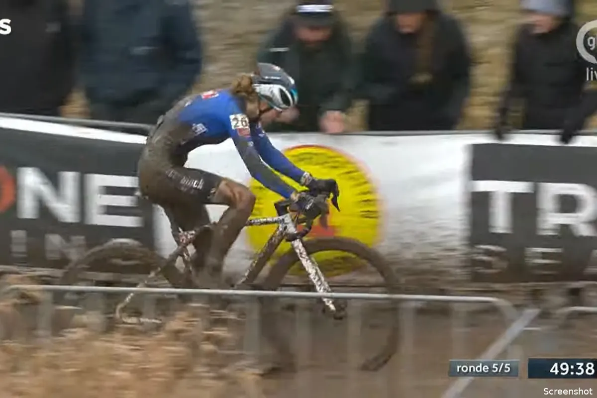 Goedlachse Pieterse modderde niet aan op NK: 'Was in de bochten het best, dus viel ik daar aan'