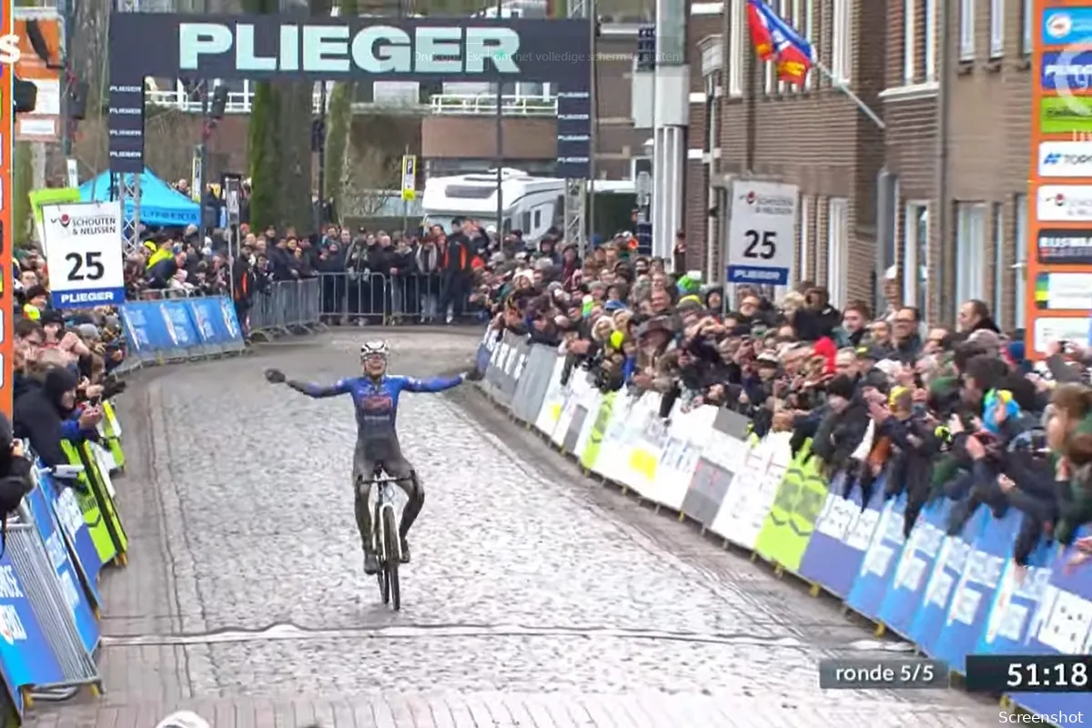 Fenomenale Pieterse domineert NK elite vrouwen bij eerste deelname en wint met overmacht