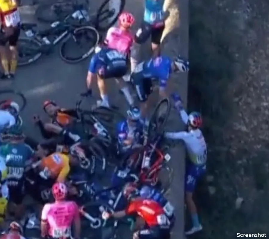 Renners flink gehavend na massale valpartij in Ster van Bessèges, Ferron dankt redder Laurance