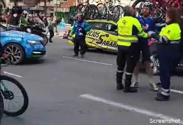 🎥 José Joaquín Rojas scheldt Warren Barguil de huid vol na valpartij in Vuelta a Murcia
