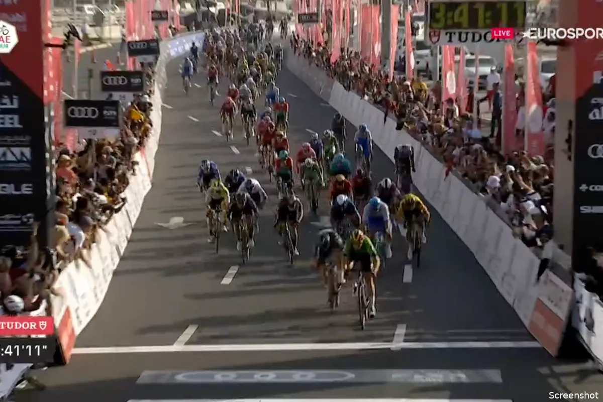 Merlier pakt uit in laatste kans voor sprinters en wint z'n tweede in UAE Tour, Groenewegen en Kooij 3e en 4e