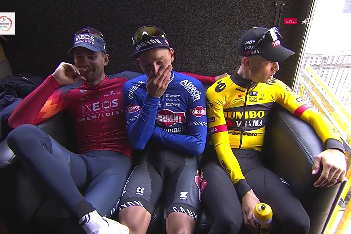 📸 Dit bespraken Van der Poel en Ganna op de iets te krappe bank na Milaan-Sanremo