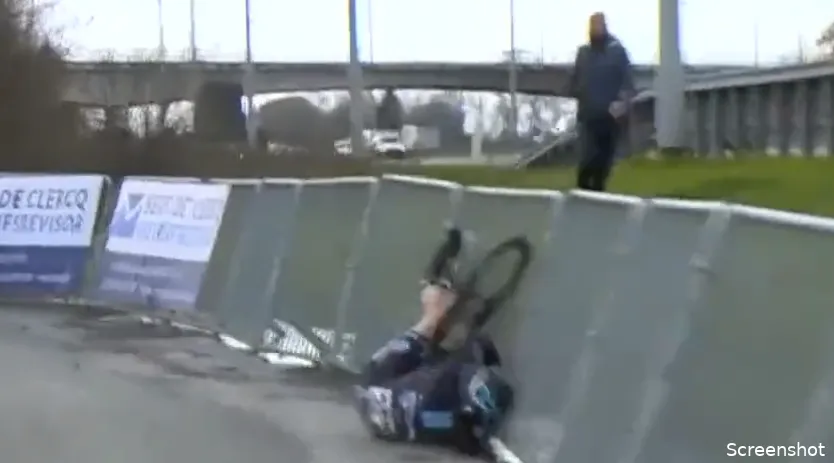 🎥 Nokere Koerse-koploopster Hengeveld schat bocht verkeerd in en duikt vol de hekken in