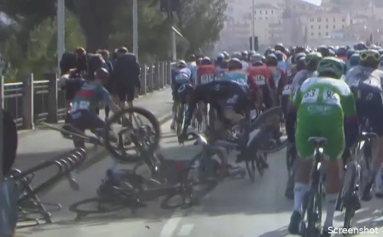 🎥 Nerveuze Milaan-Sanremo met veel valpartijen: outsider Bennett dendert over straatmeubilair