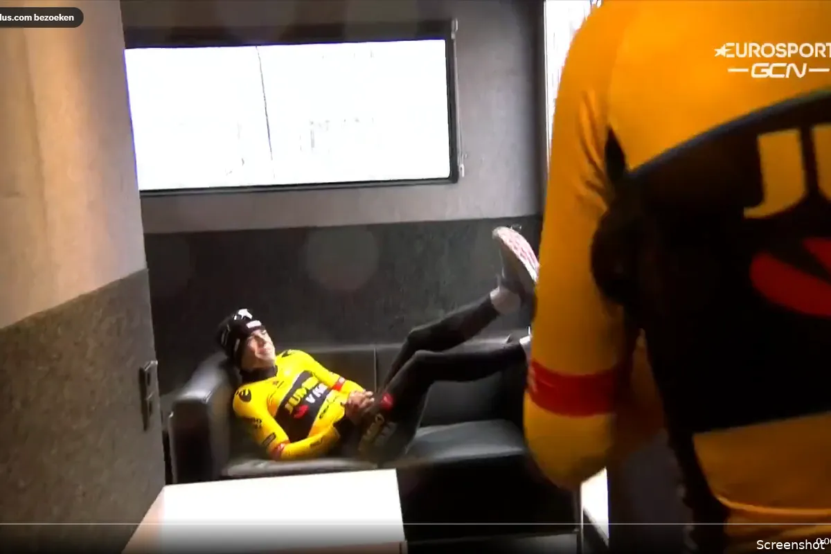 🎥 Van Aert heeft nu wel alle ruimte op een te klein bankje; Belg dolt met ploegmaat Laporte na Gent-Wevelgem