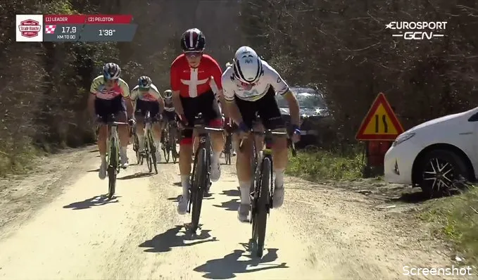 Van Vleuten maakte 'grote fout' in Strade Bianche, maar is eerlijk: 'Vollering was de sterkste'