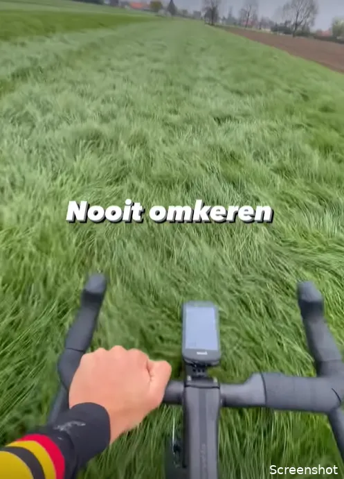 Wout van Aert adviseert zijn volgers terwijl hij tijdens gravelrit in grasveld belandt: 'Nooit omkeren'