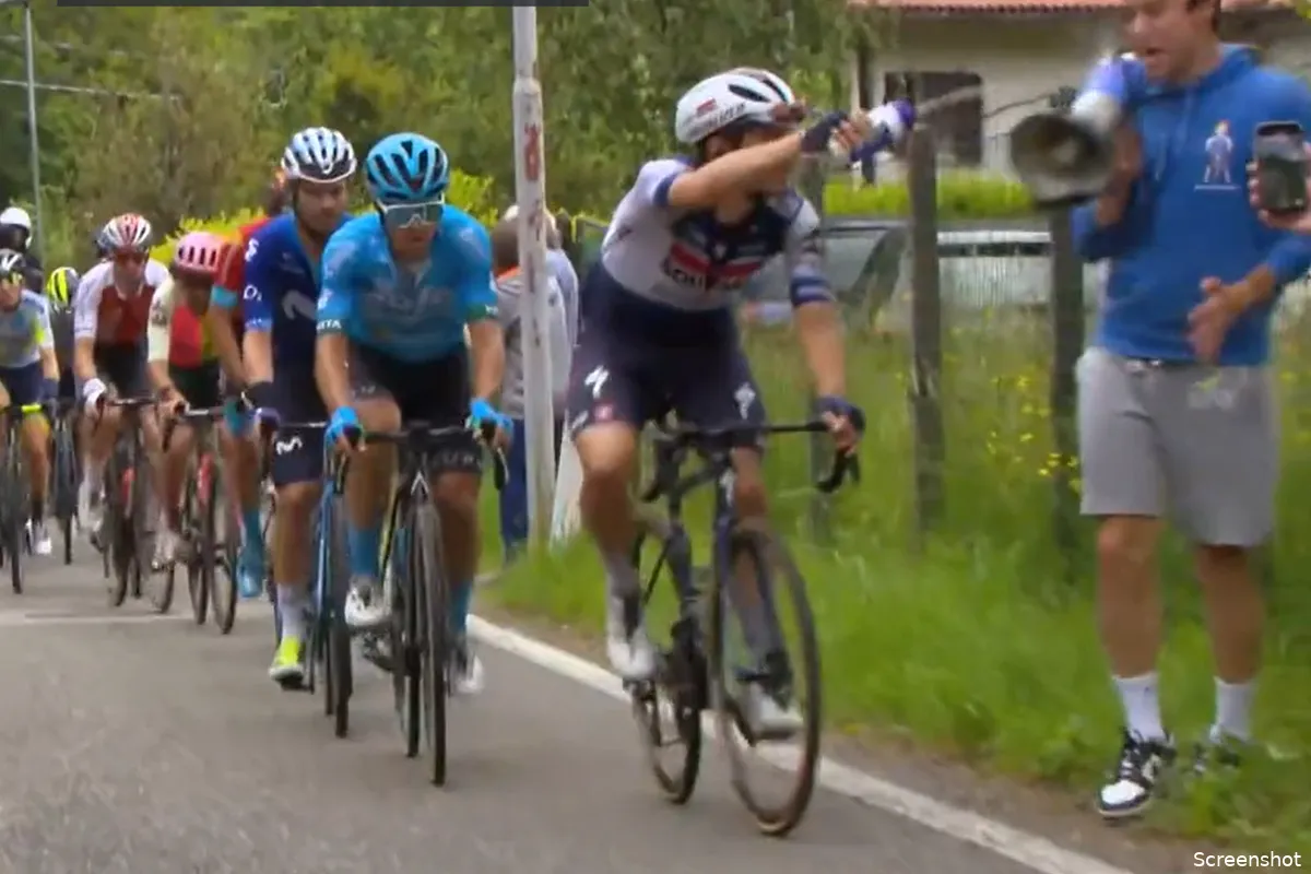 🎥 Humor in de kopgroep: Davide Ballerini (Soudal Quick-Step) trakteert fan met megafoon op 'douche'
