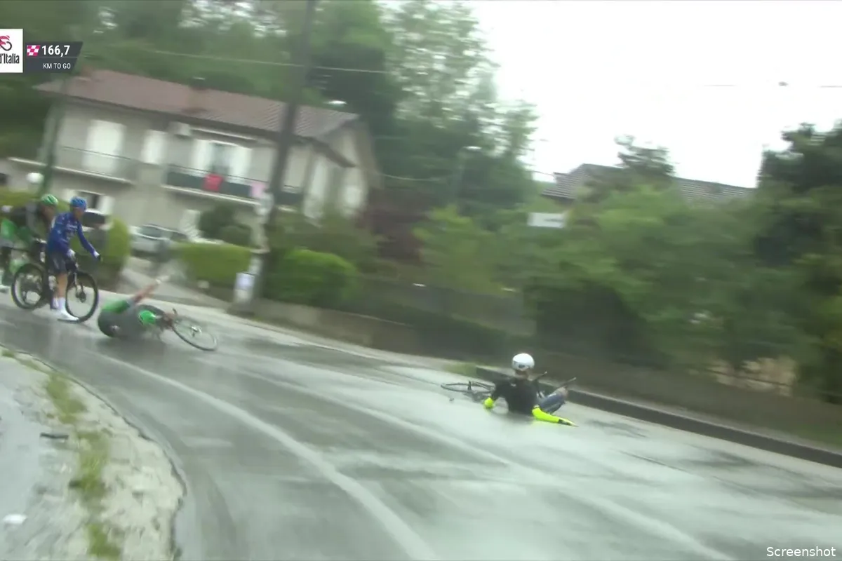 🎥 Spekgladde Italiaanse wegen doen direct hun werk in vijfde rit Giro: koplopers tegen de grond