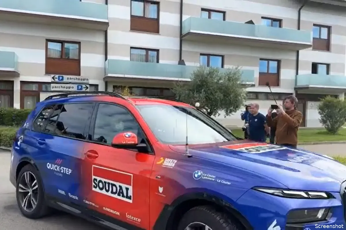 Remco Evenepoel verlaat het ploeghotel: 'Er is niets veranderd, hij keert terug naar huis'