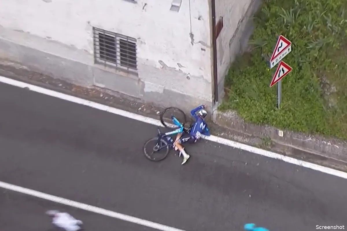 🎥 Bizarre toestanden in Giro: Movistar-coureur RodrÃguez klapt vol tegen huis aan