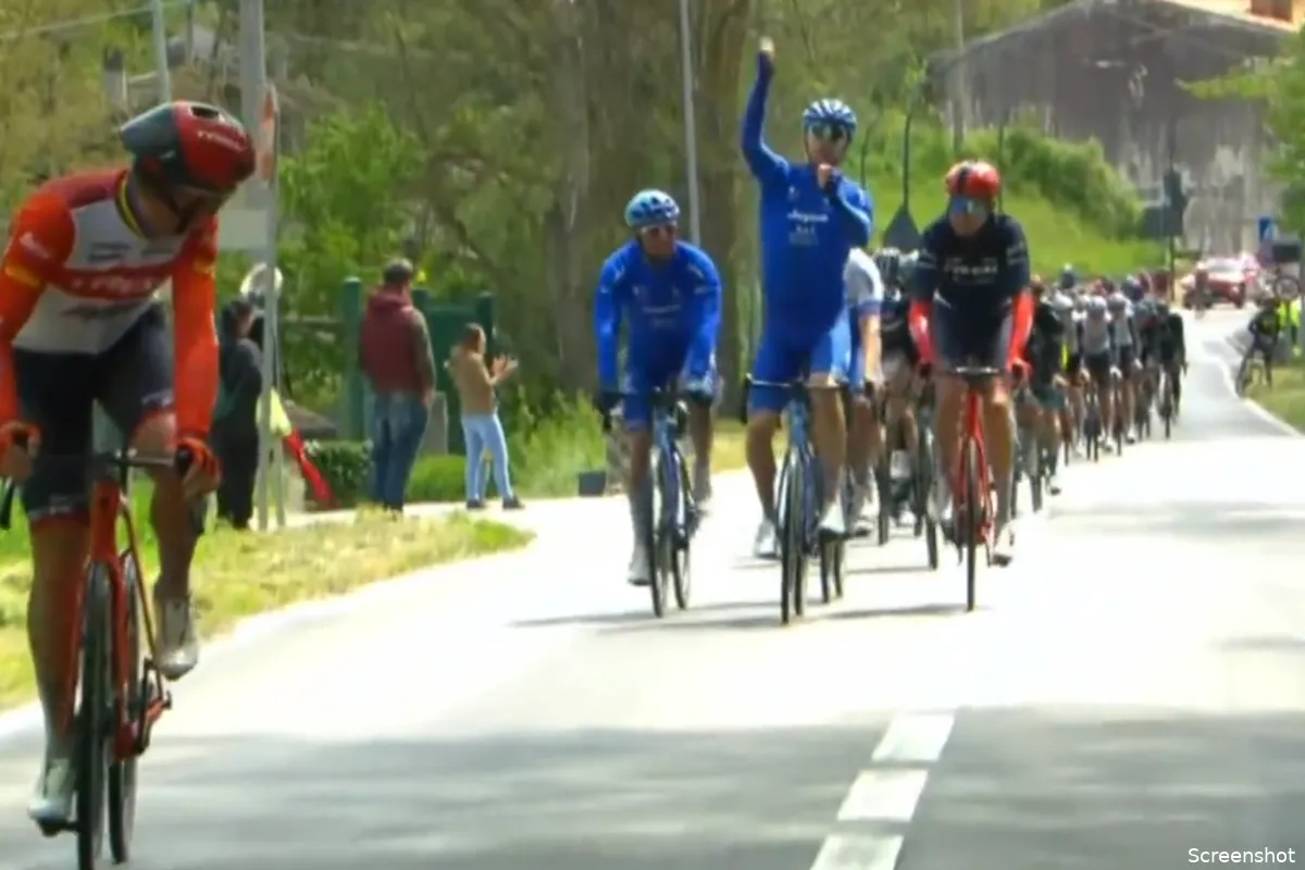 🎥 Humor in het peloton: Pöstlberger hengelt Pedersen vakkundig binnen na tussensprint