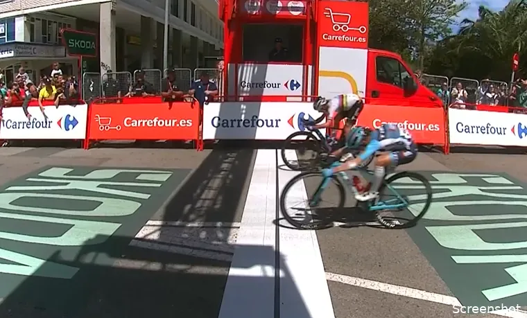 Van Vleuten verdedigt doorkoersen tijdens plaspauze Vollering: 'Dit plan hadden we al gemaakt'