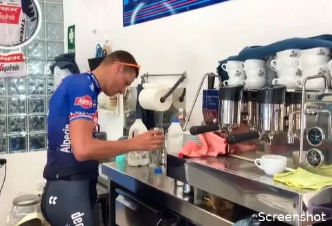 'Geen oefening en in twee pogingen, wat kan deze man niet?' Van der Poel maakt ook in koffiebar indruk