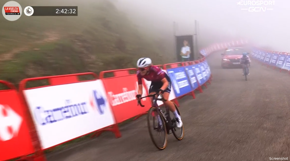 Vollering boekt zege in ultraspannende slotrit Vuelta Femenina, maar ziet Van Vleuten eindklassement winnen