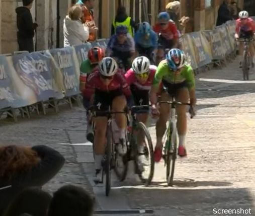 Waaiers deren Wiebes niet, duw in finale wel: Vollering wint na juryoordeel tweede etappe Ronde van Burgos