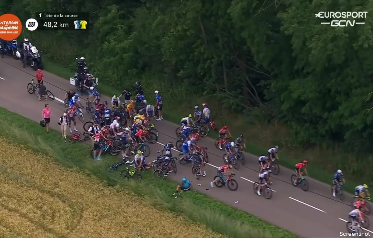 🎥 Dauphiné-peloton wordt wakker geschud door flinke crash van onder meer Alaphilippe en Jorgenson