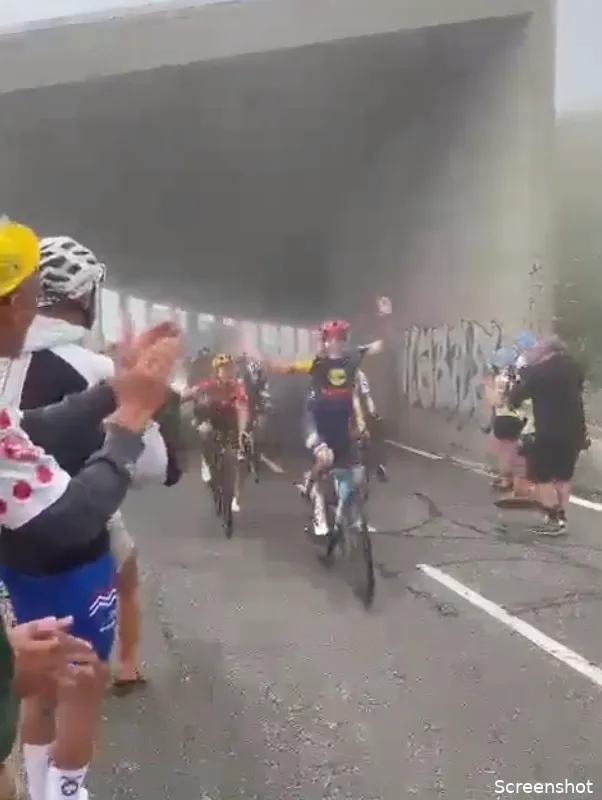 🎥 Party, party! Lucinda Brand doet mee met feestvierende supporters op Col du Tourmalet