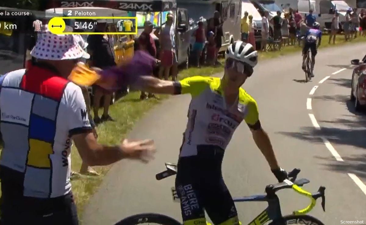 🎥 Mafkees langs Tour de France-kant: 'fan' laat waslijn met wielershirts peloton in slingeren en veroorzaakt val