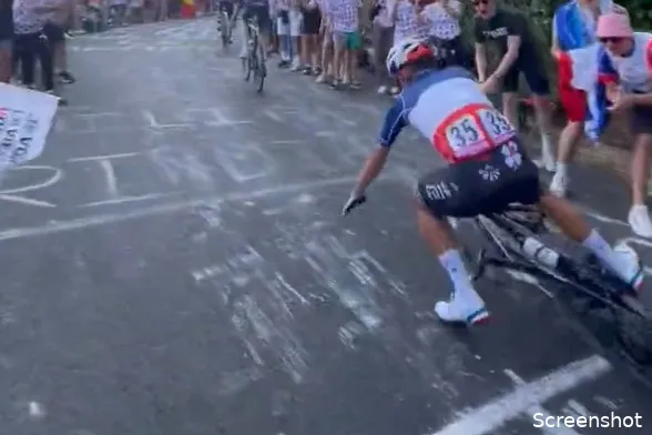 🎥 Supporters blijven stempel drukken op Tour: Frans kampioen Madouas ten val gekomen door Belgische vlag