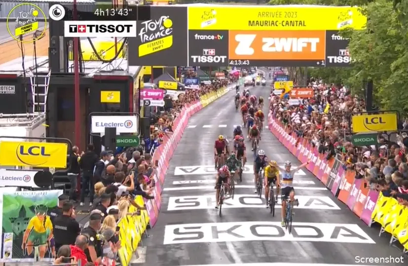 Twee keer gevallen, maar toch winnen: Lippert klopt Kopecky in Tour de France Femmes