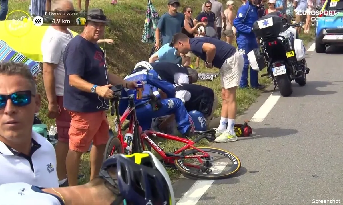 Steff Cras pakt focus op na valpartij door toeschouwer in Tour: 'Richt me nu op de Vuelta'