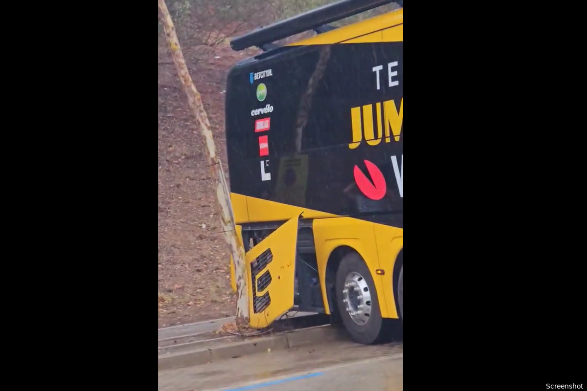 🎥 Crash! Jumbo-Visma-bus komt in aanraking met boom in Barcelona
