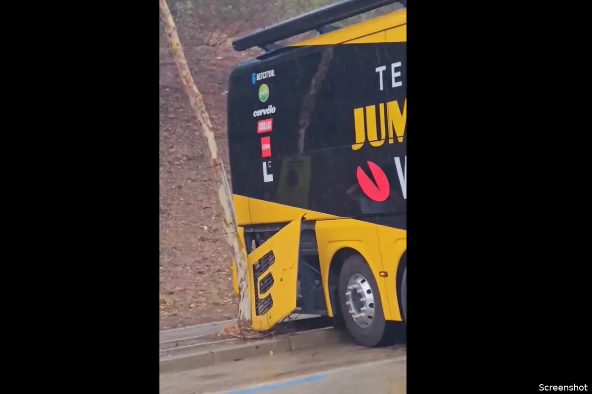 🎥 Crash! Jumbo-Visma-bus komt in aanraking met boom in Barcelona