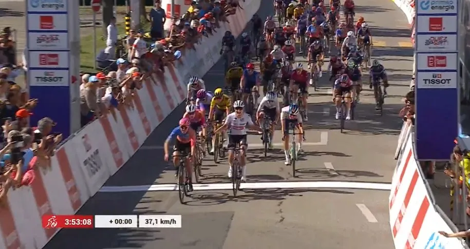 Schrempf (Fenix-Deceuninck) steekt handen te vroeg in de lucht en ziet Bertizzolo (UAE) winnen in Romandië