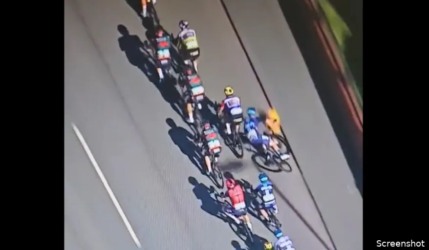 🎥 Winnaar Kooij over 'nare val' DSM-firmenich-coureur: 'Nooit goed als je zoiets ziet gebeuren'