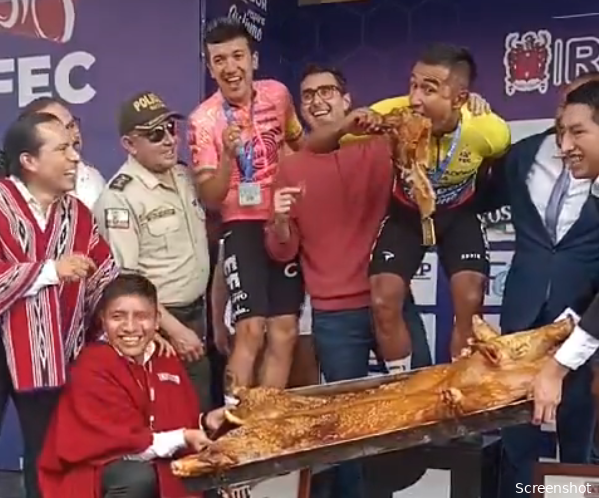 Narvaez en Carapaz smikkelen op het podium van Ecuadoraans kampioenschap van geslacht varken