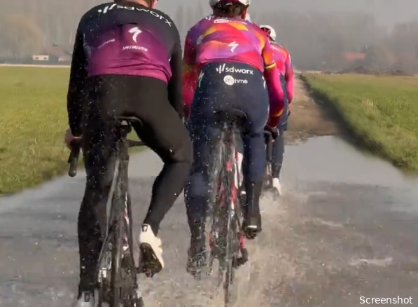 🎥 Waterballet op de ondergelopen kasseien: SD Worx-vrouwen verkennen Parijs-Roubaix op tonen van Jan Smit