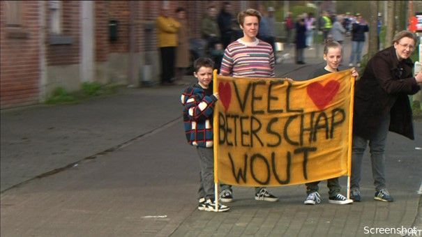 📸 Vlaams publiek steekt geblesseerde Wout van Aert hart onder de riem in de Ronde van Vlaanderen