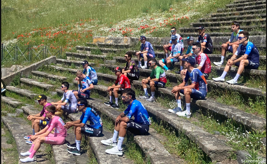 Ondertussen in het peloton | Giro-toppers nemen gezamenlijk kijkje in historisch Pompei