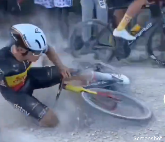 🎥 Yet another crash on gravel surfaces surfaces: De Lie slips badly on gravel strip