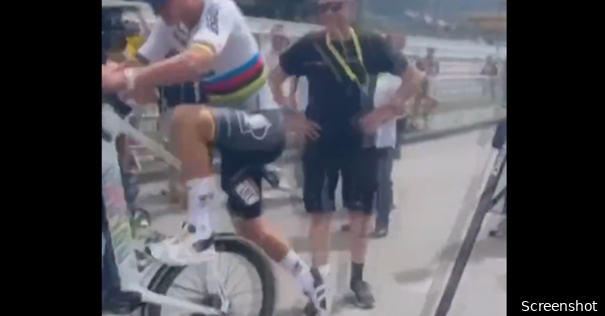 🎥 Don't try this at home: Mathieu van der Poel stapt op wel heel bijzondere manier op zijn fiets