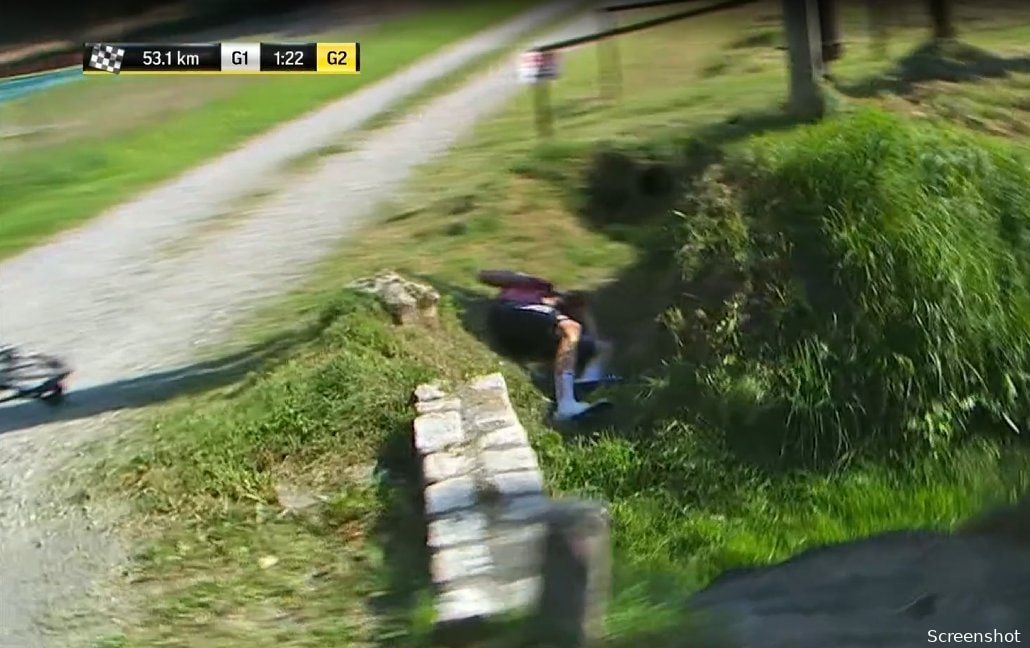 Rider lies on the ground for minutes in Poland, Plugge furious about lack of earpieces: "This can't go on like this"