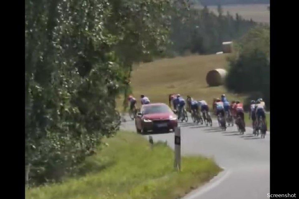 🎥 Bizarre taferelen in Tsjechische rittenkoers: auto's rijden peloton tegemoet