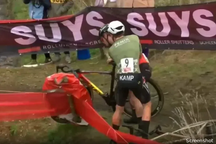 🎥 Iserbyt loses it, smashes Ryan Kamp's bike after collision: "He often cuts corners"