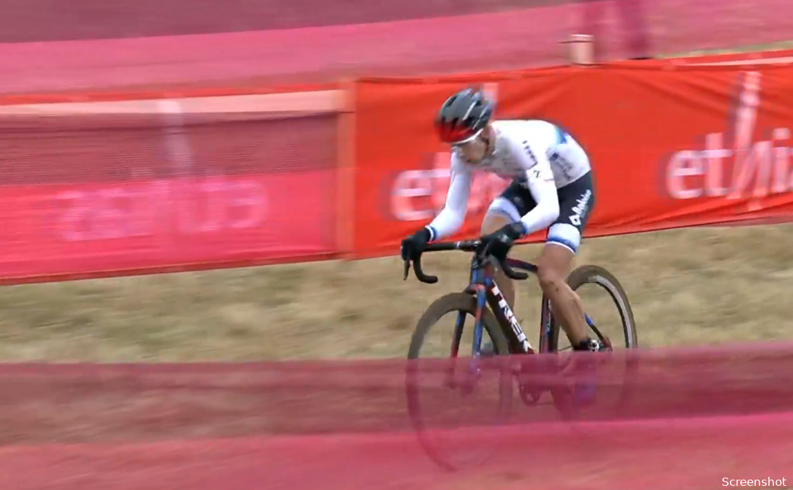 Oersterke Van der Haar wint Wereldbeker-cross in Tabor na strijd met Iserbyt