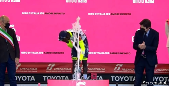 Girmay keert terug in koers na oogblessure door kurkvoorval in Giro d'Italia