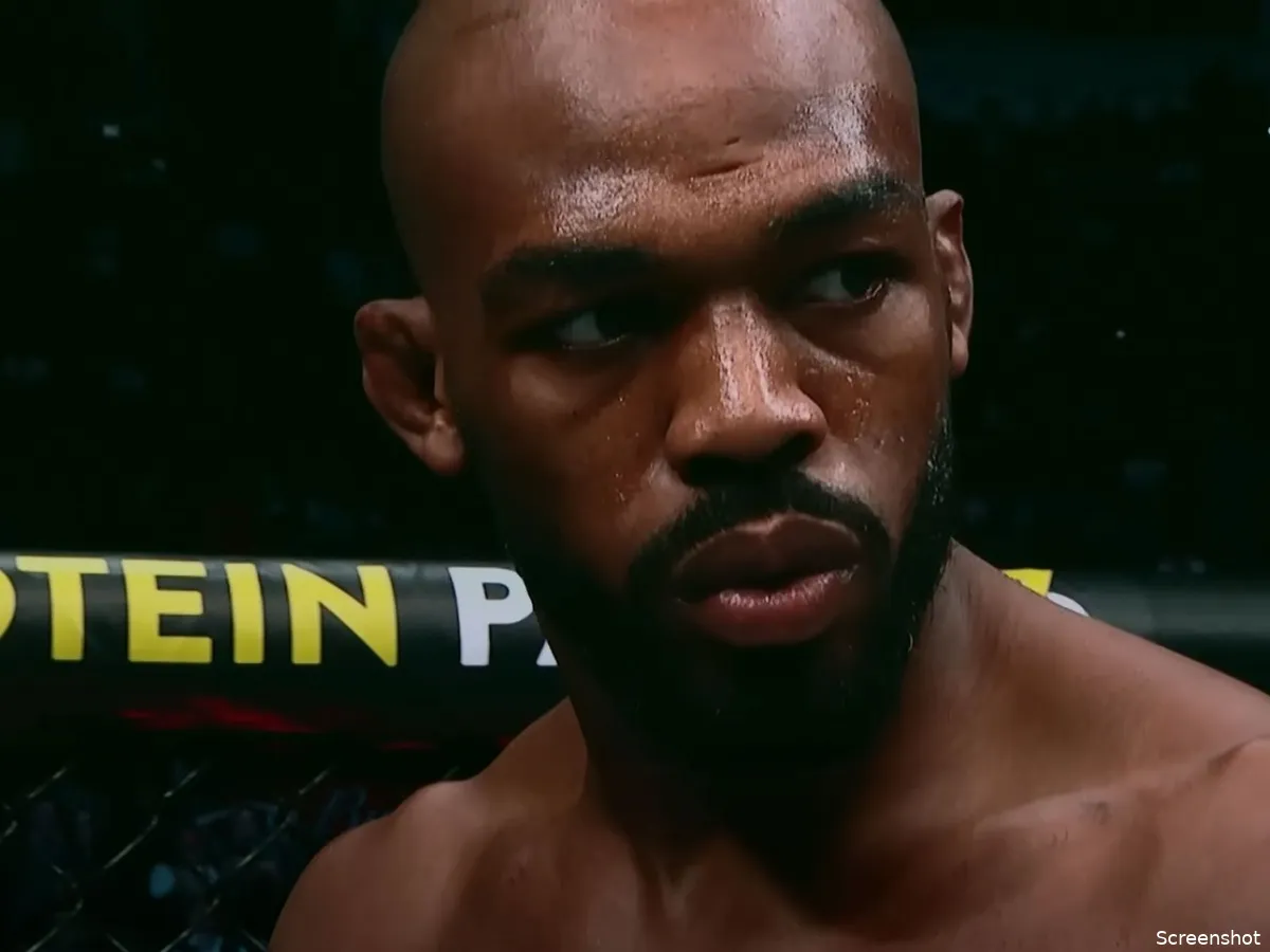 Jon Jones moet UFC wereldtitel inleveren: 'De tijd tikt!'