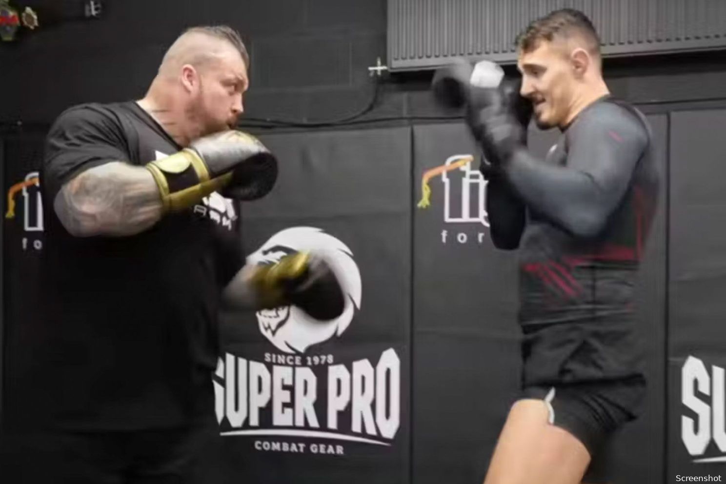 🎥 Sterkste man Eddie Hall traint met UFC-kampioen: 'Echte KO-skills'