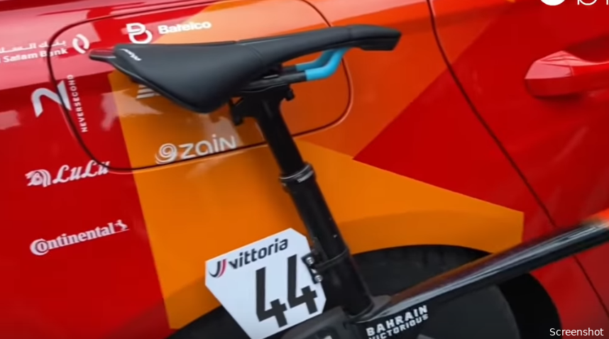 Ondertussen in het peloton | Van Aert krijgt lachers op zijn hand na hardlooprondje