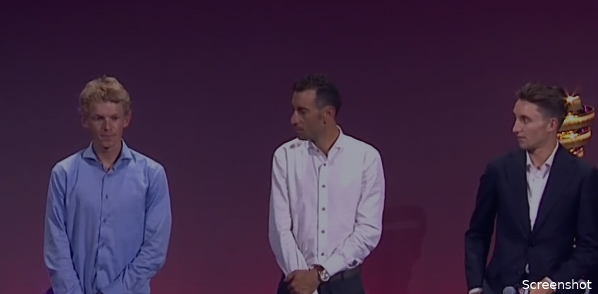 Koen Bouwman naast Vincenzo Nibali en Jai Hindley op het podium tijdens de parcours presentatie van de Giro d'Italia 2023