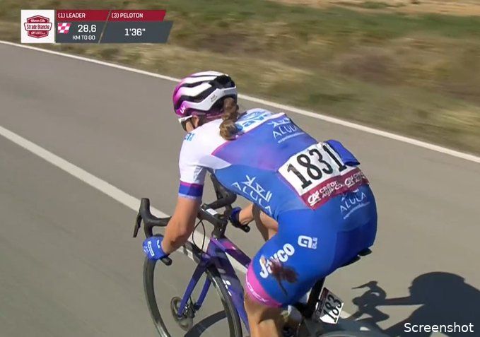 Dolle boel in Siena: Vollering rekent af met loslopend paard en ploeggenote Kopecky in Strade Bianche