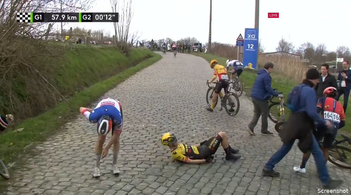 Van Baarle legt blessures na E3-val uit: 'Nu meer last van m'n schouder dan knie of heup'