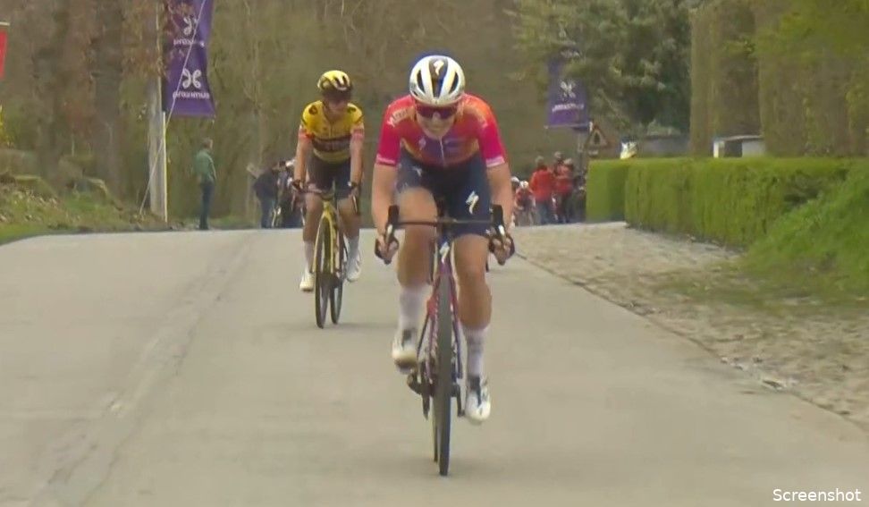Het beslissende moment in Dwars door Vlaanderen: Vollering vertrekt, Marianne Vos kraak.&nbsp;